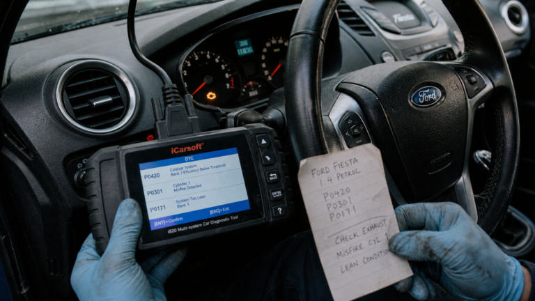 Ford Fiesta voyant moteur orange fixe, valise OBD et codes défaut